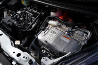 「シエンタ ハイブリッド」のパワーユニット。1.5リッター直4エンジンの最高出力74psは「フリード ハイブリッド」の110psよりも控えめだが、モーターはフリードの29.5psを大幅にしのぐ61psを発生する。