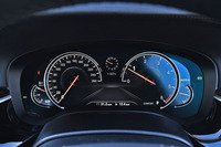 おなじみフル液晶のマルチ・ディスプレイ・メーターパネルが採用される。エンジン回転計（右）のレッドゾーンは5500rpmから。