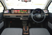 インストゥルメントパネルには、液晶モニターがずらりと並ぶ。メーター部分に8.8インチ、センター部分に12.3インチ×2枚、両端にはサイドカメラミラーシステム用の6インチモニターがそれぞれ設置されている。