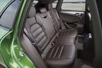 後席の中央の背もたれは、左右席用のカップホルダー付きアームレストを兼ねる。