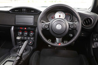 「86“GR”」用の小径ステアリングホイール（写真）は、ほかの「GR」シリーズにも採用されている。写真はプロトタイプ。