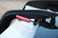 アッパーウイングの作動は油圧式。ワンオフパーツのようなピストンがものものしい雰囲気を漂わせる。