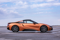 ボディーサイズは全長×全幅×全高＝4690×1940×1290mm、
	ホイールベースは2800mmとなる「i8ロードスター」。