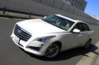 初代「CTS」以降のキャデラックの中型セダンは、（左ハンドルであることを除けば）日本で乗りやすいアメ車の筆頭。現行型の「ATS」や「CTS」は2リッターのダウンサイジングターボエンジンを搭載しているので、自動車税もお得です。