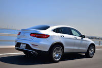 「GLC220d クーペ 4MATICスポーツ（本革仕様）」のリアビュー。なだらかな弧を描くルーフラインが特徴。