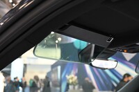 個人的に実装されるとうれしい技術も紹介。こちらは防眩（ぼうげん）ルームミラーなどを扱うジェンテックスの最新技術で、サンバイザーの色を透明からブラックにまで変化させ、まぶしさ防止と視界確保を両立する。