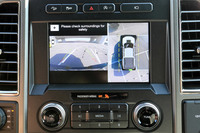 オプションで用意される360°カメラ。俯瞰（ふかん）画像のほかにも、バックビューやサイドビューなどさまざまな映像の表示が可能で、ボディーの大きな「F-150ラプター」では非常に重宝した。