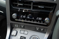 タッチスクリーンやエアコンのパネルはドライバー側に15度傾けてレイアウトされている。ドライバーにとっては改善だが、助手席側からは操作しづらくなった。でもそれでいい。