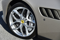 ホイールのサイズは、前後とも20インチ。試乗車にはミシュランの「パイロットスポーツ4S」タイヤが装着されていた。