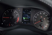 メーターパネルはオーソドックスな2眼タイプ。中央には4.2インチのカラーTFTディスプレイが備わる。