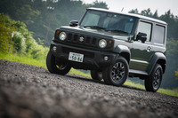 1475mmという「ジムニー」の全幅に対し、「ジムニーシエラ」のそれは1645mm。左右のオーバーフェンダーで、実に17cm（！）もボディーが“かさ増し”されているのだ。（写真＝向後一宏）