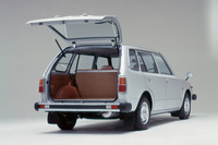 この頃の小型車らしく、ボディーバリエーションは豊富。デビュー当初の2ドアに加え、リアハッチゲートの3ドア、4ドア、4ドア＋リアハッチゲートの5ドア、そして商用のバン（写真）もラインナップされた。