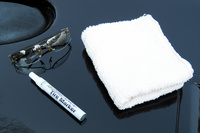 「バイパー」の車内から見つかった前オーナーのものとおぼしき遺留品の数々。手ぬぐいは写真では白に見えますが、ほのかなオレンジ色をしております。