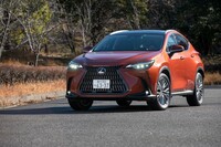 自然吸気＆ターボの純エンジン車やプラグインハイブリッド車など、多彩なパワートレインが用意される新型「レクサスNX」。試乗車は2.5リッターハイブリッド「NX350h」のFF車。
