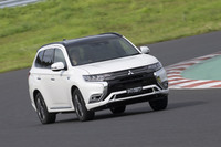 リアモーターの最高出力は従来の82psから95psへと強化されている。