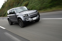 先進的な機能や装備も新型「ディフェンダー」の特徴。運転支援システムやインフォテインメントシステムはジャガー・ランドローバーの中でも最新のもので、特に後者はソフトウエアのアップデート機能に対応。各種システムを最新の状態に保つことができる。