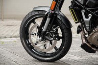 スタイリッシュなデザインのハイライトとされる黒塗りの17インチホイール。写真のフロントにはBYBRE製のブレーキが組み合わされる。