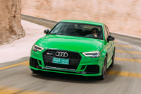 「RS 3セダン」のトレッドは、コーナリング性能を向上させるべく、「A3セダン」比で前が20mm、後ろが14mm拡大されている。