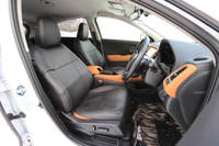 「ヴェゼル モデューロ仕様」の前席。合成皮革のシートカバー（フロント・リアセットで5万4000円）で特別感が演出される。