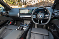 「20d xDrive Mスポーツ」はブラック基調にアルミトリムをあしらったインテリアが標準。無償・有償のオプションでほかに4タイプが用意されている。