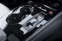 右のくぼみの中央にあるのがコンパクトなシフトセレクター。背丈は低いが後ろに引いて「D」、前に押して「R」というロジックなので普通に使える。