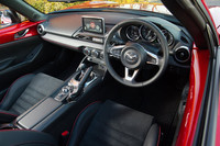 「ロードスターRF RS」のインテリア。ルーフの開閉スイッチは、エアコン操作パネルの下に配置されている。