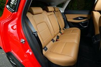 後席の3分割（40：20：40分割）可倒機能はオプション扱い。前席のヒーターや12ウェイの調節機構とセットで提供される。