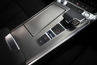 センターコンソールに配置されたT字レバー式のシフトセレクター。トランスミッションはガソリン車と同じく7段デュアルクラッチ式ATとなっている。