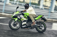 細部まで徹底的に軽量化したという「ニンジャ400」。車重は同クラスの単気筒モデルに匹敵する167kgに抑えられている。