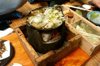 化石燃料を鯨飲するバイパーに対し、ワタクシは高校の頃の友人とアルコールを鯨飲して年末を過ごした。写真は名店、駒形どぜうの「どぜうなべ」。「これじゃネギを食うんだかドジョウを食うんだか分からん！」というくらいにネギを盛るのが正しい食べ方なのだとか。実際、これが美味かった。次は「なまずなべ」に挑戦したいんだが、冬季限定だし、今年は終わっちゃうかも。