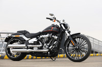 低く構えたチョッパースタイルが特徴の「ハーレーダビッドソン・ブレイクアウト117」。直接の起源は2013年に登場した「FXSBブレイクアウト」なので、今年でちょうど10周年を迎える。