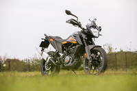 KTMアドベンチャーシリーズのエントリーモデルにあたる「250アドベンチャー」。車検不要な“軽二輪”のアドベンチャーツアラーである。