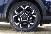 ダイヤモンドカット加工が施されたホイールも新しい。桜の花のような造形だ。