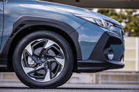 「リミテッド」グレードには、ダークメタリック塗装に切削光輝仕上げを施した18インチアルミホイールが標準で装備される。今回の試乗車両は225/55R18サイズの「ファルケン・ジークスZE001A A/S」オールシーズンタイヤを組み合わせていた。