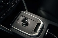 センターコンソールに備わるダイヤル式のシフトセレクター。トランスミッションは9段ATで、シフトパドルによる手動変速も可能となっている。