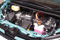 ハイブリッド車のパワーユニット。いまやハイブリッド車の代名詞となった「プリウス」のものが採用されている。
    