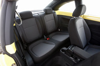 後席の様子。伸びやかなルーフによって、後席の頭上スペースはニュービートルに比べて10mmほど余裕が生まれた。