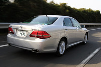 クラウン 3.0ロイヤルサルーンG オットマンパッケージ：全長×全幅×全高＝4870×1795×1470mm／ホイールベース＝2850mm／車重＝1630kg／駆動方式＝FR／3.0リッターV6DOHC24バルブ（256ps/6200rpm、32.0kgm/3600rpm）／価格＝535万円（テスト車＝577万8400円／スペアタイヤ車両装着タイヤ＝6万900円／プレミアムシルバーパール＝5万2500円／プリクラッシュセーフティシステム＝14万7000円／クリアランスソナー＝7万3500円／マイコン制御チルト＆スライド電動ムーンルーフ＝9万4500円）
 