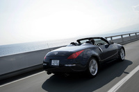 【スペック】 ロードスター バージョンST：全長×全幅×全高＝4315×1815×1325mm／ホイールベース＝2650mm／車重＝1610kg／駆動方式＝FR／3リッターV6DOHC24バルブ（313ps/6800rpm、36.5kgm/4800rpm）／価格＝456万7500円（テスト車＝488万4600円／カーウイングスナビゲーションシステム（DVD方式）＋ETC＝28万0350円／運転席・助手席サイドエアバッグシステム＝3万6750円）