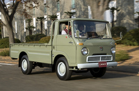 いすゞの工場敷地内を走るエルフ。トラックに乗っているとは思えない優しい乗り心地。3人並んで乗るとなぜか楽しい気分になります。足下中央にあるつまみの付いたフタがベンチレーター。開けるともちろん地面が見えます。