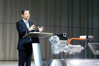 ハイブリッドシステムの説明用モデルを前に、新型車を紹介する日産自動車の志賀俊之COO。「高級セダンのハイブリッドカーは、いまある日産の技術を生かすという点で最適なかたち」とのこと。