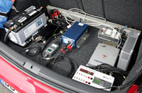 
	トランクルームに収まる、「ゴルフGTI」を自動操縦化する装備の数々。
	 