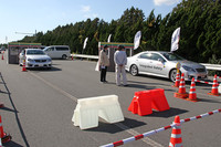 コンビニエンスストアの駐車場という想定の「インテリジェンス・クリアランス・ソナー」の試乗体験コーナー。テスト車両は現行「クラウン」。