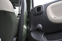 後席のサイドウィンドウは手動式。