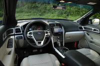 写真のカーナビゲーションシステムはディーラーオプション（15万5946円）。