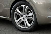 「208プレミアム」には、16インチのアロイホイール（写真）が標準で備わる。