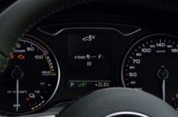 メーター中央部のマルチインフォメーションディスプレイには、航続可能距離や燃費、選択中の走行モードなど、さまざまな車両情報が表示される。エンジン回転計の内側に見えるのは（写真左下）、充電状態を示すLEDバーグラフ。