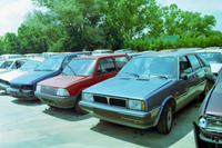 解体屋さんで（部品が取れる）同じクルマを見つけたときは、うれしかったものだ。今は安全上の理由で関係者以外は立ち入り禁止だが、当時は、事務所に顔を出せば、勝手にクルマを物色できた。