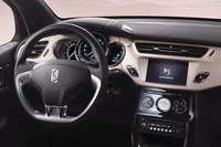 運転席まわりの様子。専用カラー「マットピンク」のインストゥルメントパネルが装着されている。（写真は欧州仕様車のもの）