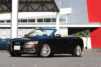 安全性の確保にもぬかりはない。後席ヘッドレストの後方には自動でせり上がるポップアップ式のロールバーを装備。これは横転の危険を察知すると0.25秒以内に作動するという。